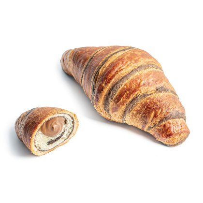 Croissant com recheio de chocolate, com um pedaço cortado à frente a mostrar o recheio de chocolate em espiral na mas...
