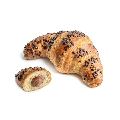 Croissant curvo coberto com pepitas de chocolate, com um pedaço cortado a revelar recheio de chocolate com avelã, em ...