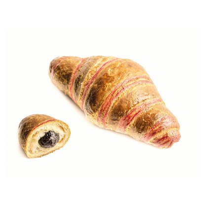Croissant inteiro com riscas de glacê rosa ao lado de uma metade cortada que revela recheio escuro de frutos silvestr...