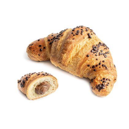 Croissant inteiro coberto com pepitas de chocolate ao lado de um pedaço cortado que revela recheio de chocolate, fund...