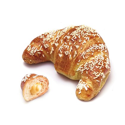 Croissant dourado polvilhado com granulado branco, com um pedaço mais pequeno aberto mostrando recheio cremoso de bau...