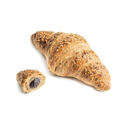 Croissant multicereais com sésamo, com um pedaço mais pequeno cortado a revelar recheio de chocolate negro.