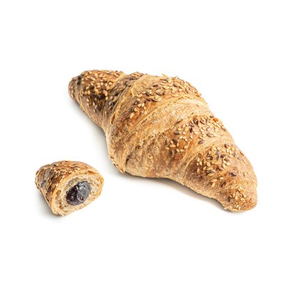 Croissant integral coberto com sementes de sésamo, com um pedaço mais pequeno aberto revelando recheio de frutos verm...