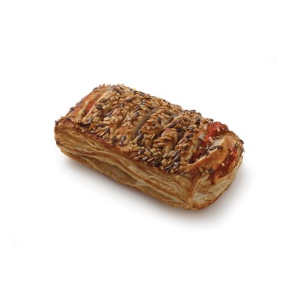 Rolo de massa folhada dourada com sésamo e linhaça, recheio de tomate vermelho visível, fundo branco