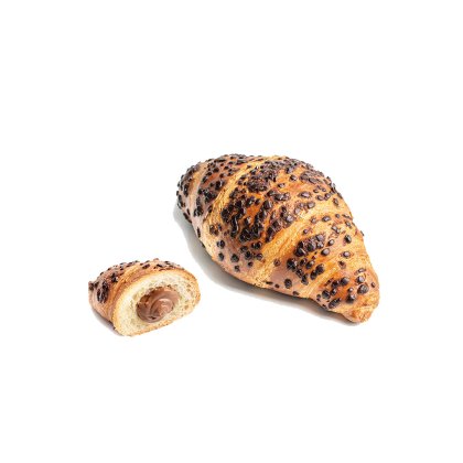 Croissant inteiro coberto com pepitas de chocolate ao lado de um pedaço cortado revelando recheio de chocolate e avel...