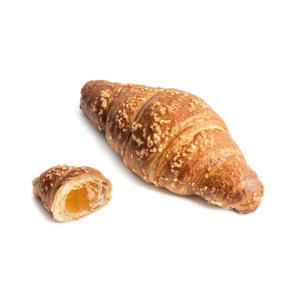 Croissant inteiro polvilhado com açúcar ao lado de uma metade recheada com doce de alperce, fundo branco