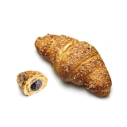 Croissant integral com sementes de sésamo ao lado de um pedaço mordido a revelar recheio de chocolate, fundo branco.