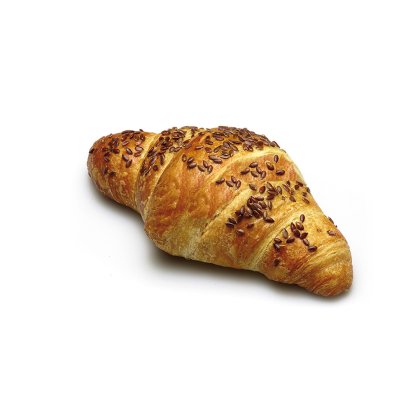 Croissant dourado polvilhado com sementes de linho, fundo branco