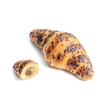 Croissant com pepitas de chocolate, com um pedaço cortado a revelar recheio de chocolate com avelã, fundo branco
