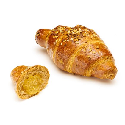 Croissant multicereais dourado coberto de sementes, com um pedaço cortado a revelar um recheio amarelo macio, em fund...