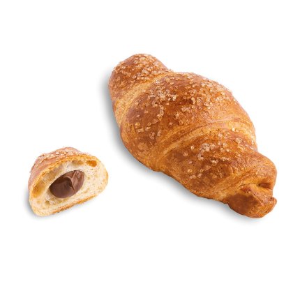 Croissant açucarado recheado de chocolate, inteiro e cortado, fundo branco