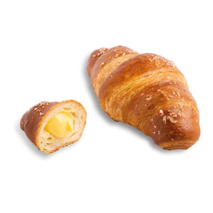 Croissant pretzel dourado com sal grosso, inteiro e cortado a revelar recheio cremoso de manteiga.