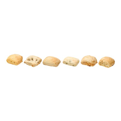 Seis pãezinhos com pedaços visíveis de ervas e especiarias, alinhados sobre fundo branco