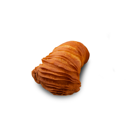 rolo de pastelaria frita dourada com textura ondulada em camadas, fundo branco
