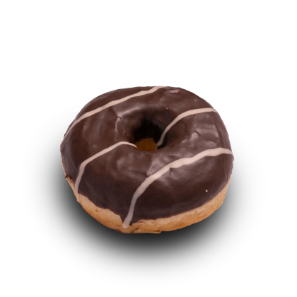 Donut com cobertura de chocolate e três finas riscas de glacê branco, sobre fundo branco.