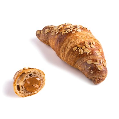Croissant dourado coberto com aveia, com um pedaço mais pequeno cortado a revelar recheio de caramelo, em fundo branco.