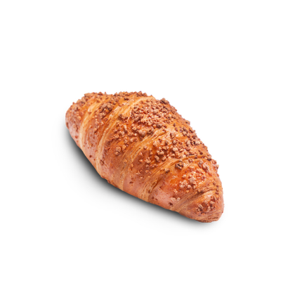 Croissant dourado coberto com crumble crocante de frutos secos, fundo branco.