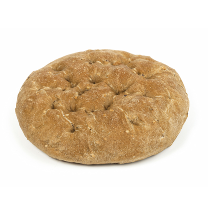 Pão achatado redondo de trigo integral, com covinhas e crosta dourada, em fundo branco