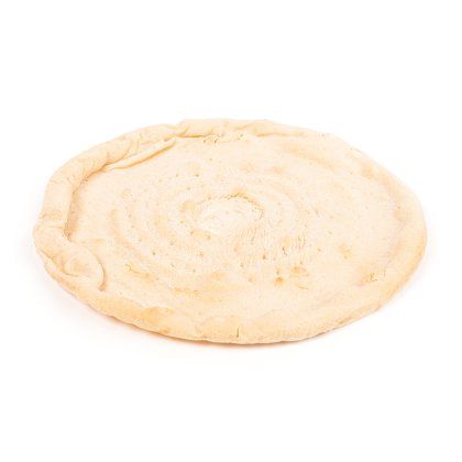 Massa redonda de pão achatado por cozer, com borda elevada e textura espiralada em fundo branco