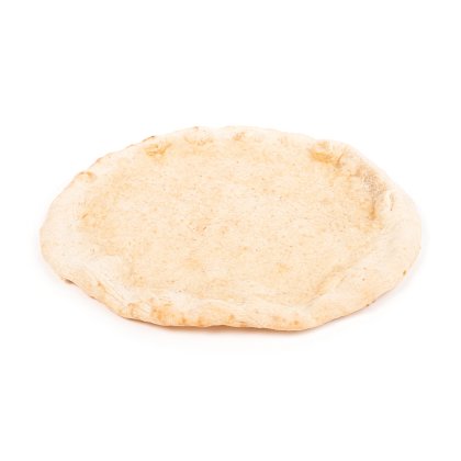Massa de pizza redonda crua com borda texturizada e elevada, em fundo branco.