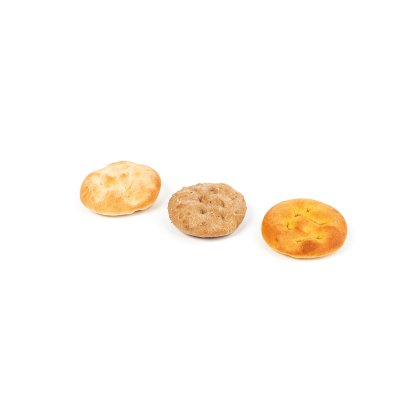 Três pãezinhos redondos de tipos diferentes em fundo branco, incluindo um integral e dois brancos.