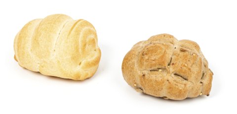 Dois pãezinhos lado a lado em fundo branco, um pão branco simples e outro multicereais com sementes.