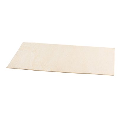 Placa retangular de pedra ou azulejo cor creme com superfície texturizada, em ângulo sobre fundo branco