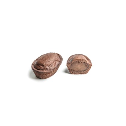 Duas cascas de pastelaria revestidas a chocolate em fundo branco, uma inteira e outra aberta a mostrar o recheio text...