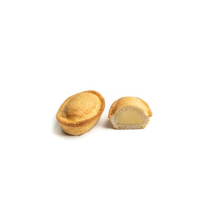Dois doces assados ovais com crosta dourada, um inteiro e outro cortado, mostrando recheio cremoso claro.