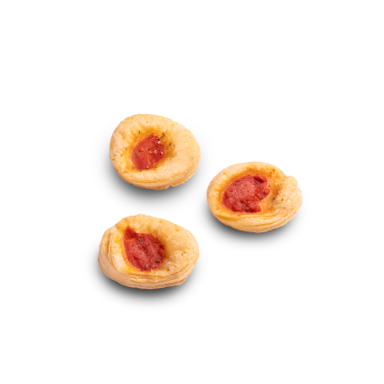 Três tarteletes redondos de massa folhada com recheio de molho de tomate, em fundo branco