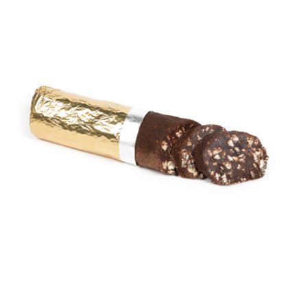 Doce em formato de salame de chocolate, parcialmente embrulhado em papel dourado, com fatias que mostram interior com...