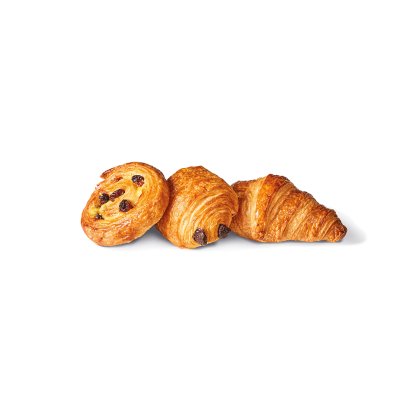 Três pastelaria douradas sobre fundo branco: espiral de passas, rolo de chocolate e croissant simples.