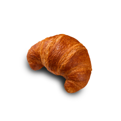 Croissant curvo dourado com camadas estaladiças e brilhantes em fundo branco.