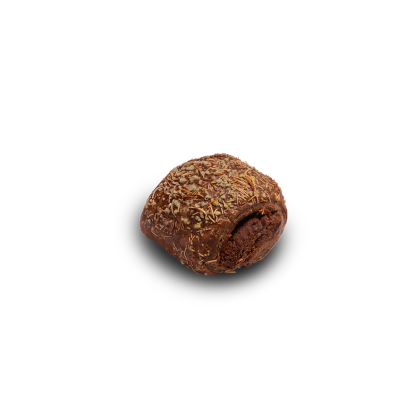Trufa redonda de brigadeiro de chocolate revestida com granulado crocante, com uma mordida a revelar o interior cremoso.