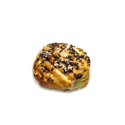 Pastelaria dourada redonda coberta com pedaços de chocolate, sésamo e açúcar perolado, fundo branco.