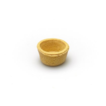 Base de tarte redonda vazia com bordo canelado em fundo branco