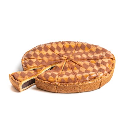 Tarte redonda com padrão axadrezado castanho e bege, pré-cortada, com uma fatia retirada revelando o interior escuro