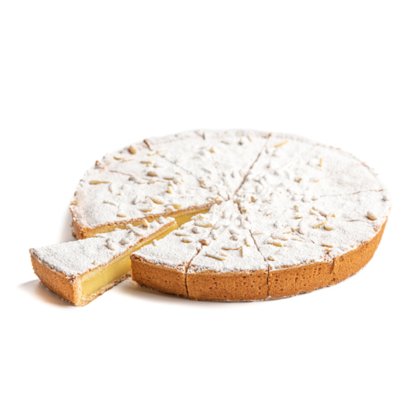 Torta redonda com recheio cremoso e pinhões, polvilhada com açúcar de confeiteiro, cortada em fatias sobre fundo branco.