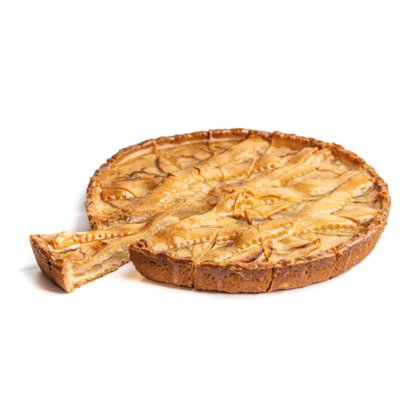 Tarte de maçã redonda com massa dourada, cortada em fatias, com uma fatia retirada mostrando o recheio cremoso.
