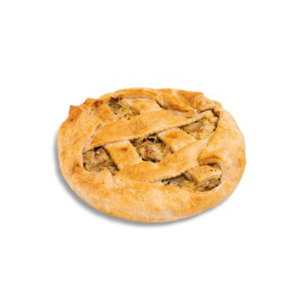 Tarte salgada dourada com cobertura em grelha, recheio de legumes e ervas, fundo branco.
