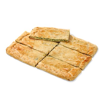 Tarte retangular de folhado cortada em quadrados, com uma fatia levantada a revelar recheio verde de espinafres, fund...