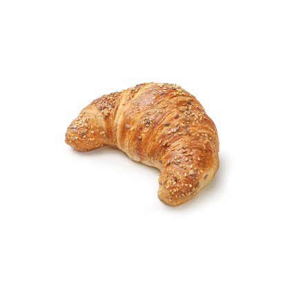 Croissant dourado com sementes variadas, em forma de meia-lua, fundo branco.