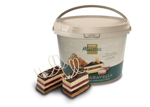 Balde grande de creme de barrar Master Martini "Aravella" ao lado de duas fatias de bolo em camadas com aparas de cho...