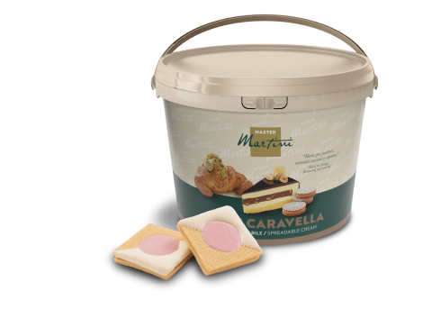 Balde bege com creme para barrar Master Martini Caravella, ao lado de dois biscoitos quadrados com recheio rosa.