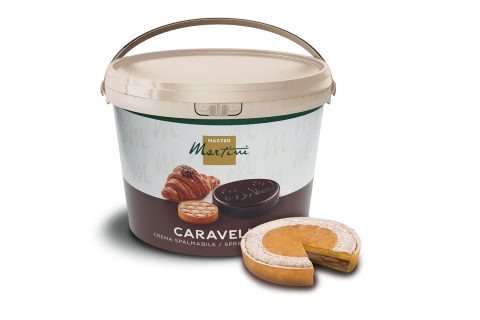 Balde grande de creme para barrar Master Martini Caravella, com imagens de croissant e bolacha, ao lado de uma fatia...