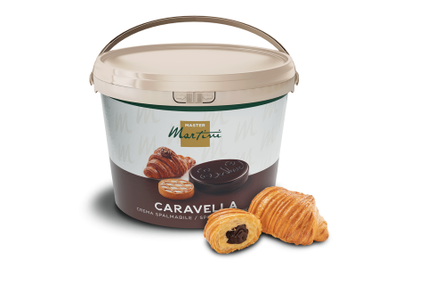 Um grande balde de creme de chocolate para barrar Master Martini Caravella ao lado de dois croissants recheados de ch...