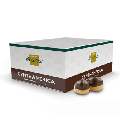 Caixa de chocolate compound Master Martini Centramerica ao lado de duas carolinas glaceadas cobertas com chocolate ne...