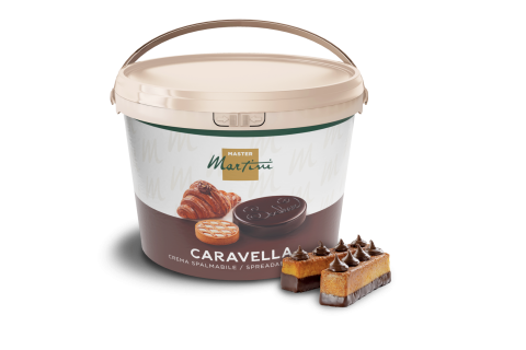 Balde de creme de chocolate para barrar Master Martini Caravella junto a uma fatia de sobremesa com chocolate.