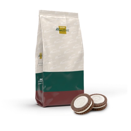 Saco da marca Master Martini com design branco, verde e bordô, ao lado de duas bolachas de chocolate com creme