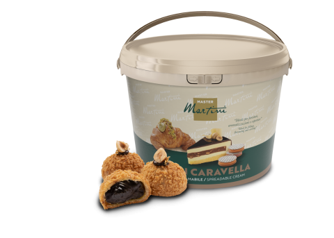 Balde de creme para barrar Master Martini com pastéis recheados de chocolate e um bolo em camadas ao lado.